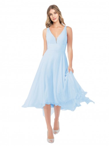 Sem Mangas Decote V Chiffon Azul Céu Claro Comprimento Midi Vestidos de Madrinha / Vestidos de Cocktail / Vestidos de Homecoming Mais Barato