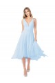 Sem Mangas Decote V Chiffon Azul Céu Claro Comprimento Midi Vestidos de Madrinha / Vestidos de Cocktail / Vestidos de Homecoming Mais Barato