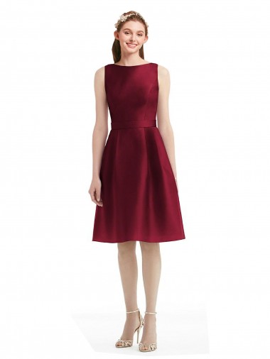 Sem Mangas Barco Cetim Borgonha Comprimento Joelho Vestidos de Madrinha / Vestidos de Cocktail / Vestidos de Homecoming Mais Barato