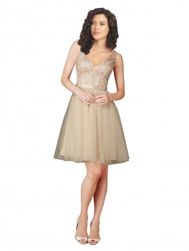 Sem Mangas Decote V Tule & Renda Champanhe Comprimento Joelho Vestidos de Madrinha Mais Barato